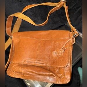 Tan Messenger Bag with Sleek Design and Versatility